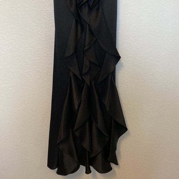 Alice + Olivia Black Mayer Ruffle Front Dress with Slit - 2 - Picture 5 of 8